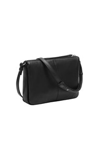 Borsa a tracolla in pelle nera con tracolla regolabile e scomparto principale con zip su sfondo bianco.