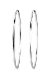 Pendientes de aro de plata, diseño circular y delgado, textura suave, acabado pulido, ancho uniforme, sin embellishments.