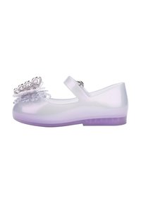 Scarpa in gel traslucido bianco con suola a gradiente viola, caratterizzata da un accento decorativo a forma di fiore e una cinghia regolabile per una vestibilità sicura.