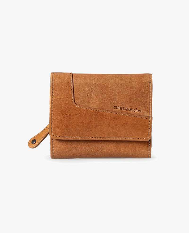 Tasche aus hellbraunem Leder mit glatter Textur, ausgestattet mit einem Klappenverschluss, seitlichem Reißverschluss und geprägtem "aunts & uncles"-Logo. Kompaktes Design.