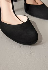 Next REGULAR FIT SIGNATURE JEWEL STRAP ROUND TOE - Klassiska pumps - black