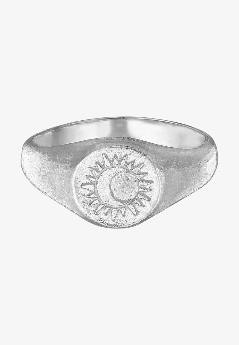 Anello in argento con una banda lucida, caratterizzato da una faccia circolare incisa con un design sole e luna, superficie texturizzata attorno all'emblema.