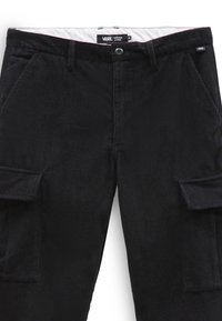 Pantalon cargo en velours côtelé noir avec une fermeture à bouton, deux poches latérales et deux poches cargo sur les cuisses, présentant une texture côtelée subtile.