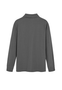 Långärmad polo skjorta i mörkgrått tyg; har en klassisk krage och manschetter vid ärmarna. Slät yta utan synliga mönster.