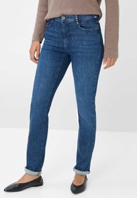 Jeans blu scuro con vestibilità slim, design classico a cinque tasche, chiusura con bottone e dettagli in metallo, e orli arrotolati.