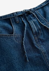 BELTED POCKET STITCH MIDI - Jeansrok - mid blue