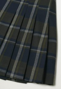 Plissérok in donkergroen en marineblauwe ruit, met grijze en gele accenten. Getextureerde stof met meerdere verticale plooien.