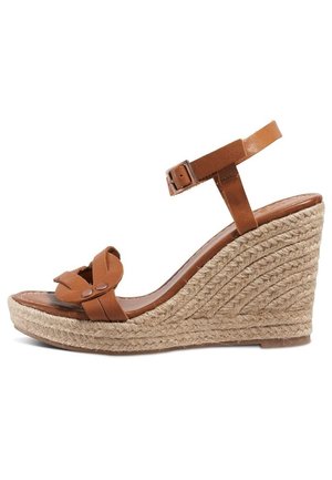 Sandale compensée en cuir marron avec bride à la cheville et semelle plateforme en jute tressé, bout ouvert et nœud sur la bride avant.