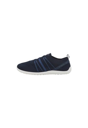Sneaker in rete blu con suola bianca, presenta bande elastiche per supporto, design minimalista e una linguetta sul tallone per indossarlo facilmente.
