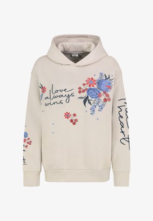Beige hoodie met een voorkant grafisch ontwerp met bloemenborduursels in blauw, rood en groen. Tekst luidt "liefde wint altijd" in donkerblauw.