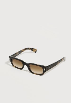 Gafas de sol rectangulares de carey con lentes marrones degradados y sutiles detalles plateados en las esquinas de la montura.