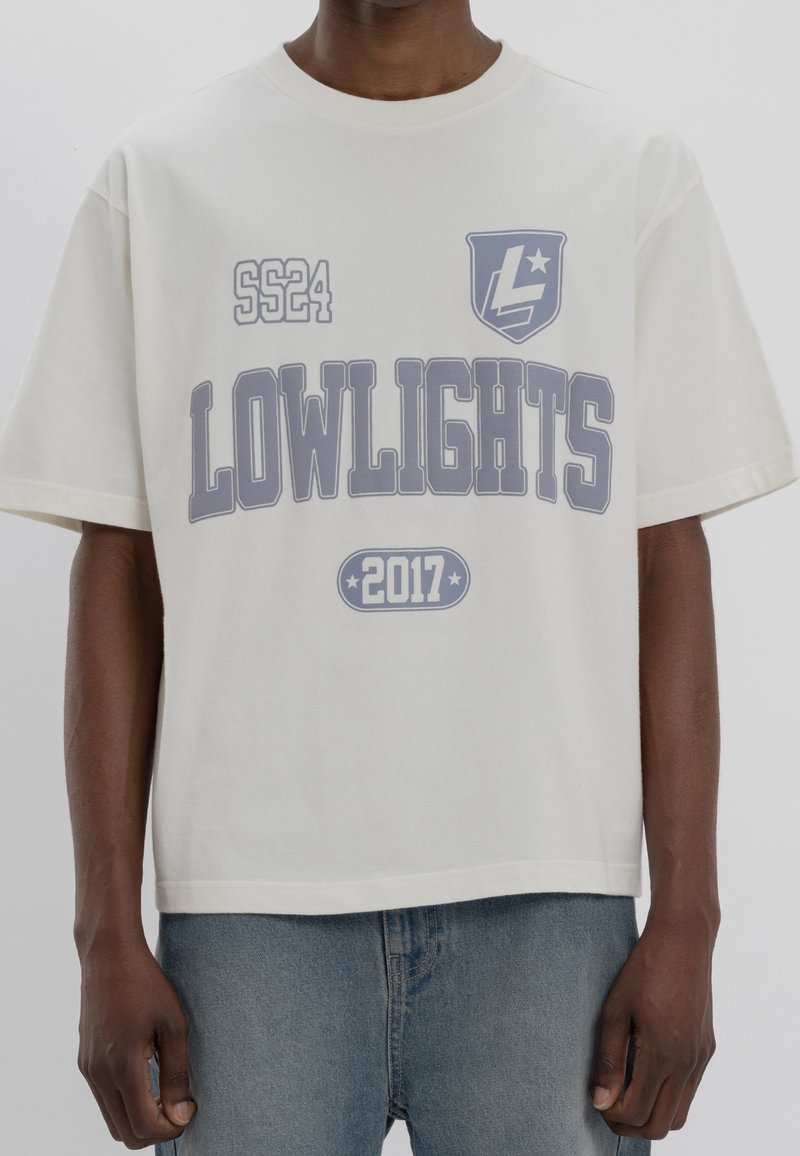 Bílý bavlněný tričko s grafikou "LOWLIGHTS" v světle šedé barvě. Obsahuje texty "SS24" a "2017", krátké rukávy a volný střih.