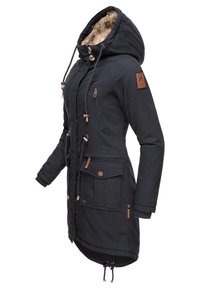 Parka negra con capucha forrada de piel, cierre frontal con cremallera, múltiples bolsillos y detalles en cuero marrón. Cuenta con dobladillo ajustable con cordón.