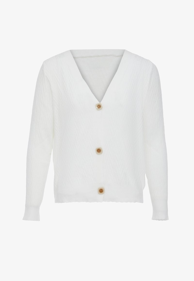 Weißer Strickcardigan mit V-Ausschnitt, der ein strukturiertes Zickzackmuster aufweist und vorne mit vier Holzknöpfen versehen ist. Lange, taillierte Ärmel.