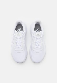 Bílé sportovní boty z kombinace s�íťoviny a syntetických materiálů, s kulatou špičkou, zavazováním na tkaničky a jemnými šedými akcenty na stélkách.