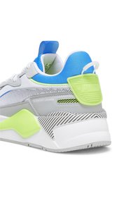 Šedé a bílé tenisky s modrými akcenty, které mají texturovaný síťovaný svršek, detaily v limetkově zelené barvě a pruhovaný vzorovaný sok.