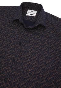 Camicia da uomo in blu navy con un motivo, colletto classico, chiusura a bottoni e una sottile trama di design marrone. Il tessuto è morbido e ha una finitura liscia.
