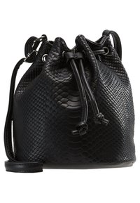 Czarna torba typu bucket wykonana z teksturowanej sztucznej skóry wężowej, z zapięciem na sznurek ściągający oraz odpinanym paskiem na ramię.