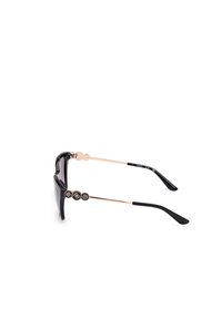 Occhiali da sole con montatura in plastica nera, braccia in metallo dorato e decorazioni. Forma affusolata con superficie texturizzata sulle braccia.