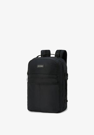 Schwarzer Dakine-Rucksack mit mehreren Reißverschlussfächern und gepolsterten Schultergurten, der aufrecht vor einem weißen Hintergrund steht.