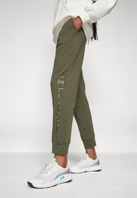 Champion ICONS CUFF PANTS LARGE LOGO - Spodnji deli trenirk - dark green