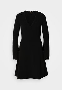 Abito nero lavorato a maglia con scollatura a V, maniche lunghe a fantasia e gonna a campana. Dettagli testurizzati aggiungono interesse visivo.