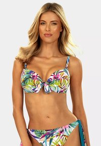Kolorowy zestaw bikini z kwiecistym wzorem w odcieniach różu, zieleni i niebieskiego. Góra ma detal w postaci kokardy oraz regulowane ramiączka, wykonana z elastycznego materiału.