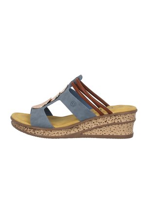 Sandalo a zeppa con tomaia in suede blu, cinturini in pelle marrone e soletta gialla imbottita. Suola esterna texturizzata in marrone chiaro con perforazioni.