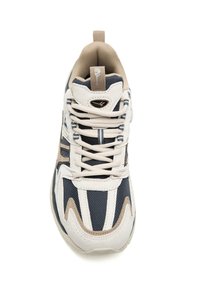 Kék és bézs színű hálós és bőr felsőrésszel rendelkező sneaker, párnázott bokarészsel, fűzőzáródással és mintás talppal a tapadás érdekében.