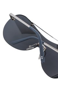 Sluneční brýle s tmavými skly, stříbrným kovovým rámem, zakřiveným designem a modrými gumovými konci stranic; mají nastavitelné nosníky.