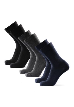 Six paires de chaussettes mi-mollet en noir, gris foncé et bleu marine, disposées en position debout décalée sur un fond blanc.