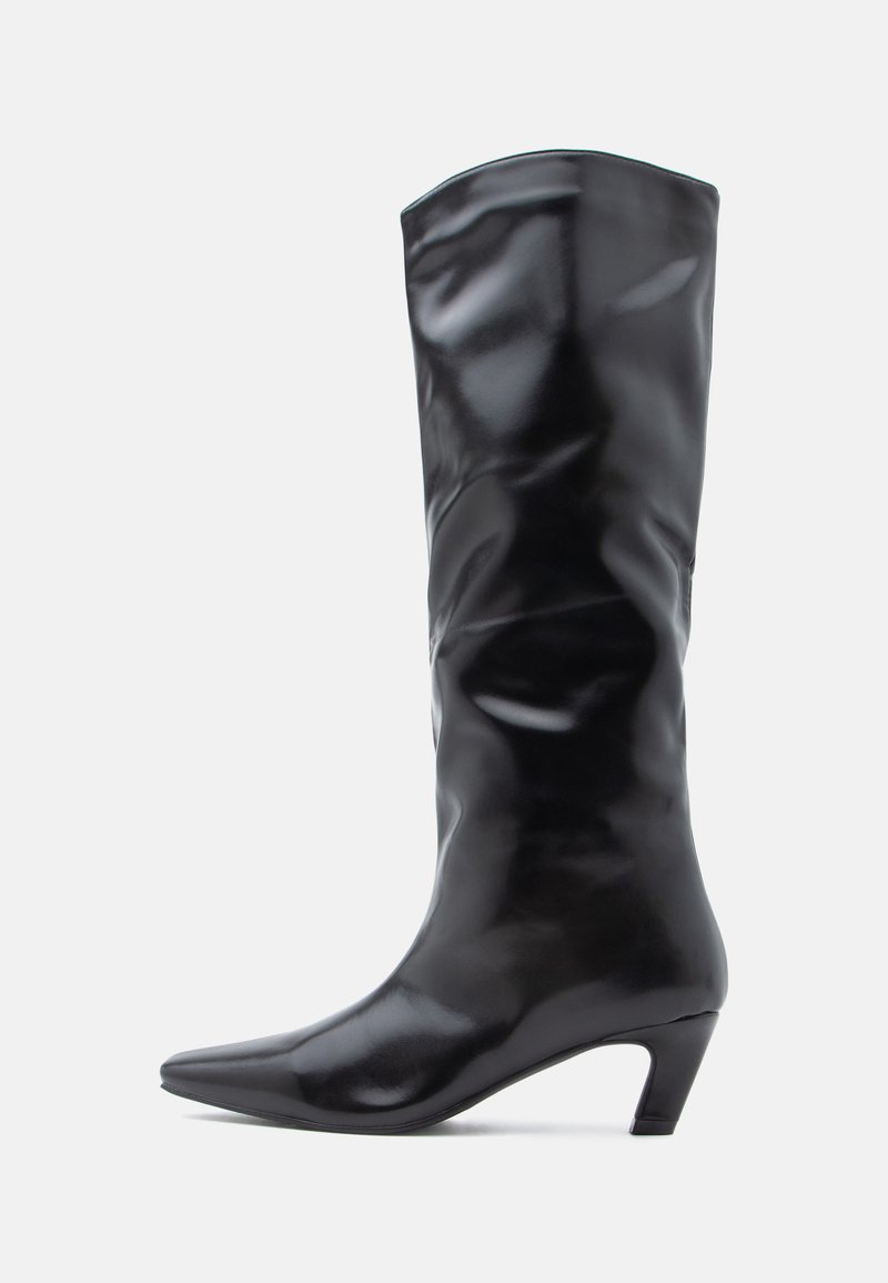 Stivale nero in pelle fino al ginocchio con punta appuntita e tacco modesto inclinato. Presenta una texture liscia e lucida con un design semplice.