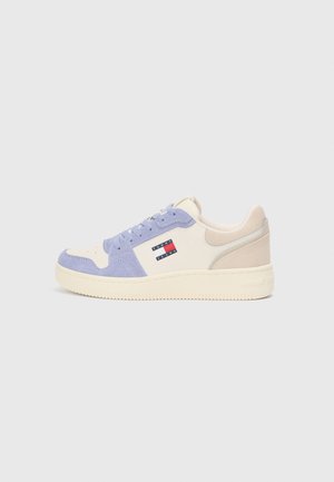 Sneakers con una toma in pelle crema, dettagli in suede viola chiaro, lacci piatti e un logo laterale in rosso, bianco e blu. Suola in gomma texturizzata.