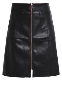 Musta nahkahame, jossa on edessä vetoketjukiinnitys ja kaksi etutaskua, valmistettu sileästä materiaalista ja rakenteellisesta muotoilusta.