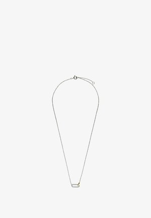 Collier en chaîne argentée au design délicat, avec un petit accent doré et un pendentif géométrique ouvert au centre.
