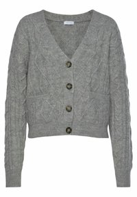 Grijze gebreide cardigan met een V-hals, lange mouwen, afhangende schoudernaden en vijf knopen aan de voorkant. Kabelbreipatroon over de gehele cardigan.
