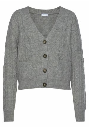 Grijze gebreide cardigan met een V-hals, lange mouwen, afhangende schoudernaden en vijf knopen aan de voorkant. Kabelbreipatroon over de gehele cardigan.