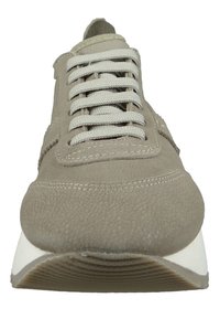 Beżowe sneakersy z teksturowaną cholewką, okrągłym noskiem i białą gumową podeszwą. Posiadają sznurowanie z płaskimi sznurówkami oraz subtelne akcenty w postaci przeszyć.
