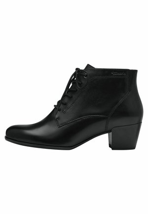 Botas de tobillo de cuero negro con punta redonda, parte delantera con cordones y tacón bajo tipo bloque. Presentan una textura suave y un diseño elegante.