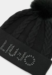 Berretto nero in maglia con design a treccia, pompon morbido in cima e decorato con strass scintillanti che formano la scritta "LIU·JO."
