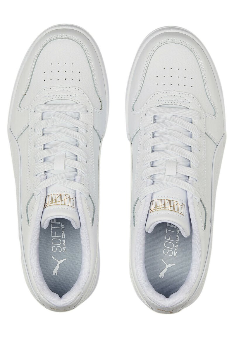 Białe sneakersy z perforowanym noskiem, płaskimi sznurówkami i jasnoszarymi akcentami. Posiadają wyściółkę amortyzującą oraz subtelną złotą markę na języku.