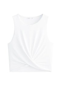 Vit kort tanktopp med rund halsringning och tvinnad detalj fram. Tillverkad av tyg med ribbad struktur. Ärmlös design.