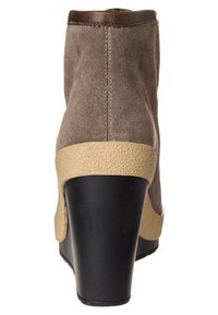 Stivaletto in suede marrone con una silhouette affusolata, una piattaforma beige testurizzata e un tacco nero, con dettagli di cucitura visibili.