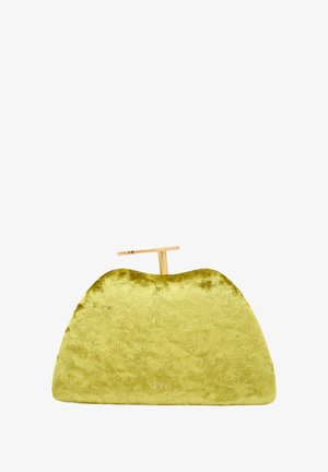 Grøn velour clutch taske med en rund form, hardware i guldtoner og en tekstureret overflade, der har subtile farvevariationer.
