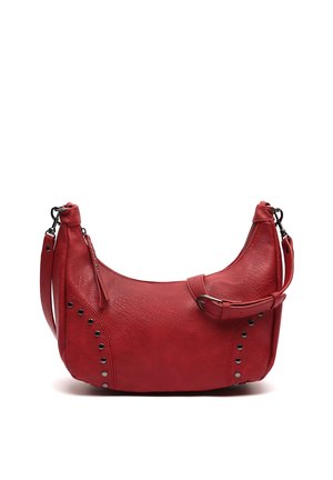 Rdeča usnjena torbica v obliki polmeseca z nastavljivim trakom, srebrnimi zakovicami ob straneh in zadrgo za enostavno odpiranje.