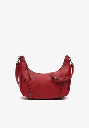 Punane nahast poolkuu-kujuline käekott reguleeritava rihmaga, hõbedaste tihvtidega külgedel ja tõmblukuga lukuhoidikuga.