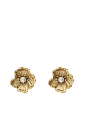 Pendientes de oro en forma de flor con pétalos texturizados y una pequeña perla blanca en el centro de cada flor.