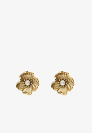 Pendientes de oro en forma de flor con pétalos texturizados y una pequeña perla blanca en el centro de cada flor.