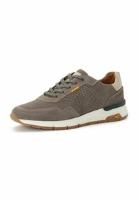 Grijze suède sneakers met meshpanelen, ronde neus, vetersluiting en contrasterende witte zool. Voorzien van gele en blauwe accenten op de hak.
