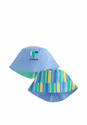 Două pălării reversibile tip găleată pentru copii, una bleu deschis cu un câine mic brodat și textul "Hi Friend", cealaltă cu dungi albastre, galbene și verzi.
